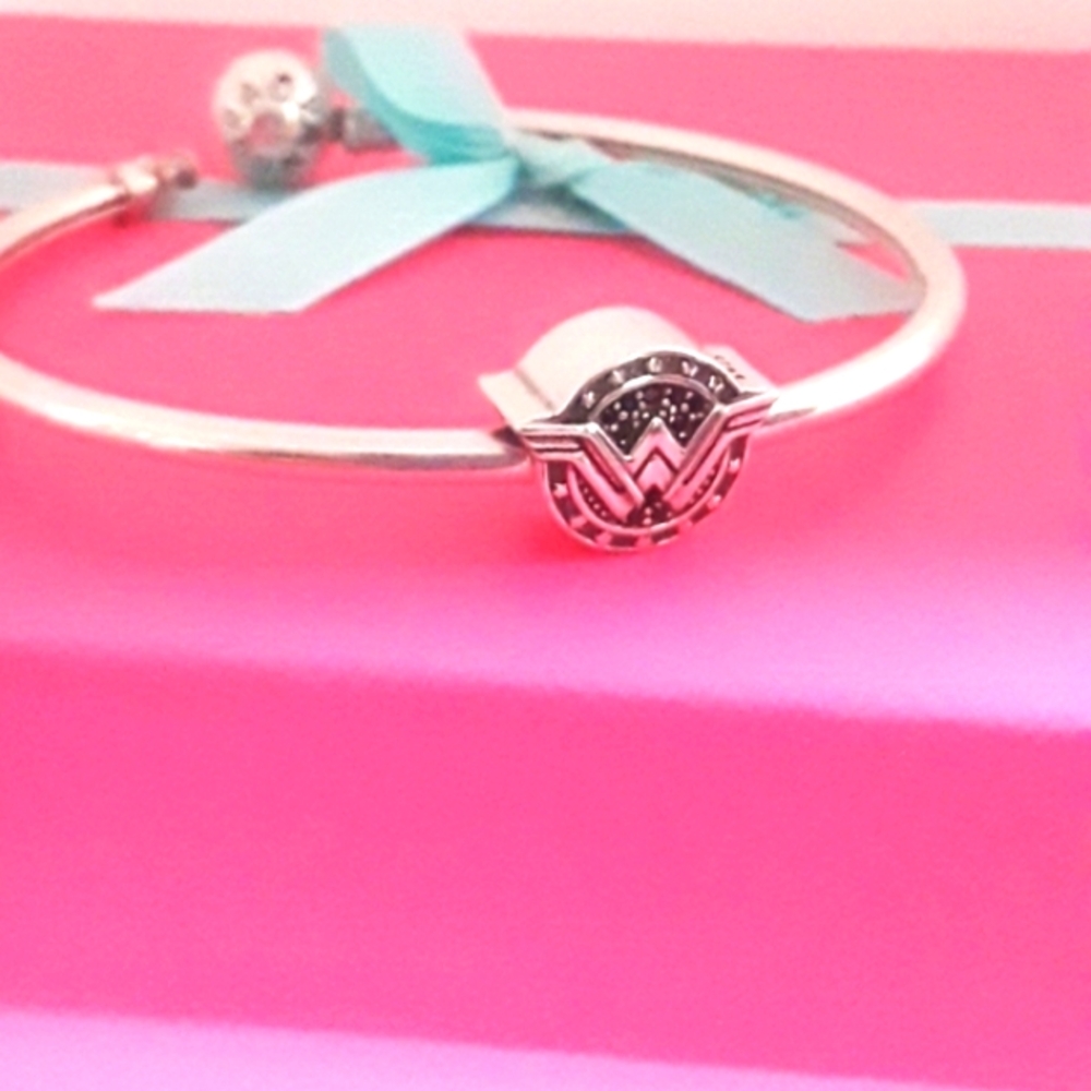 925 Sterling Silver WONDER WOMAN charm Pandora compatible - Picture 2 of 5